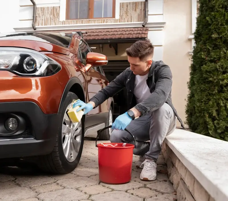 Lavage auto à domicile Criteuil-la-Magdeleine : professionnel intervenant sur un véhicule